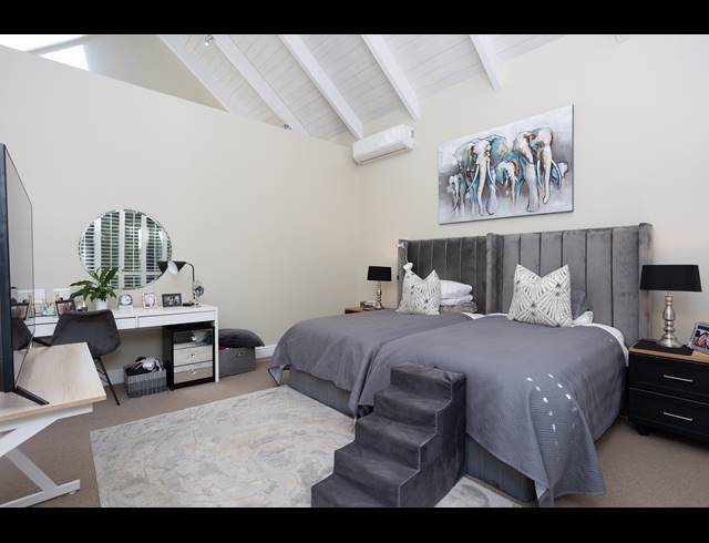 4 BEDROOM HOUSE TO LET IN CONSTANTIA